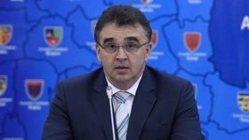 VIDEO Părinții lui Marian Oprișan, coșmarul vecinilor! Locatarii spun că pensionarii fac intenționat o gălăgie infernală și aruncă cu apă fiartă după copii